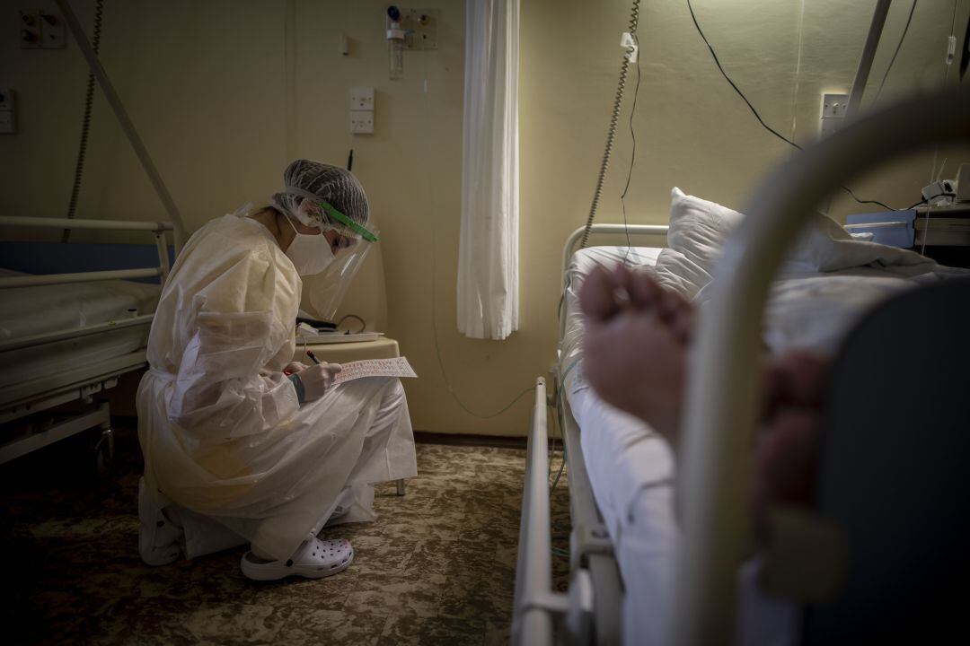 En los hospitales jiennenses, los sanitarios siguen haciendo frente a la pandemia de coronavirus