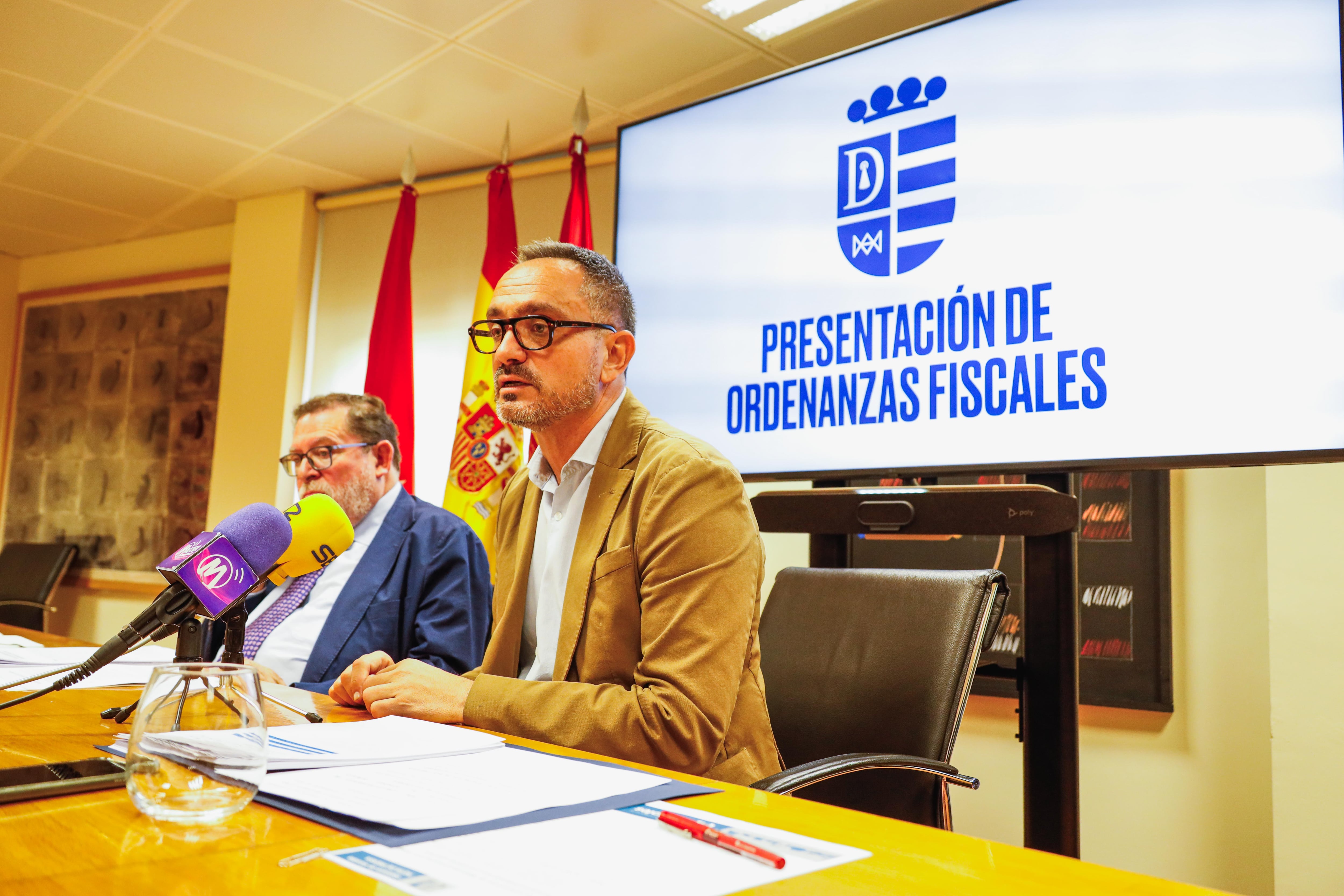 El alcalde de Móstoles, Manuel Bautista, junto al concejal de Hacienda y Presidencia, Alberto Rodríguez de Rivera, presentan las ordenanzas fiscales para 2024