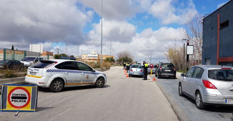 Agentes de la Policía Local realizan un control de velocidad en una de las calles de la capital.
