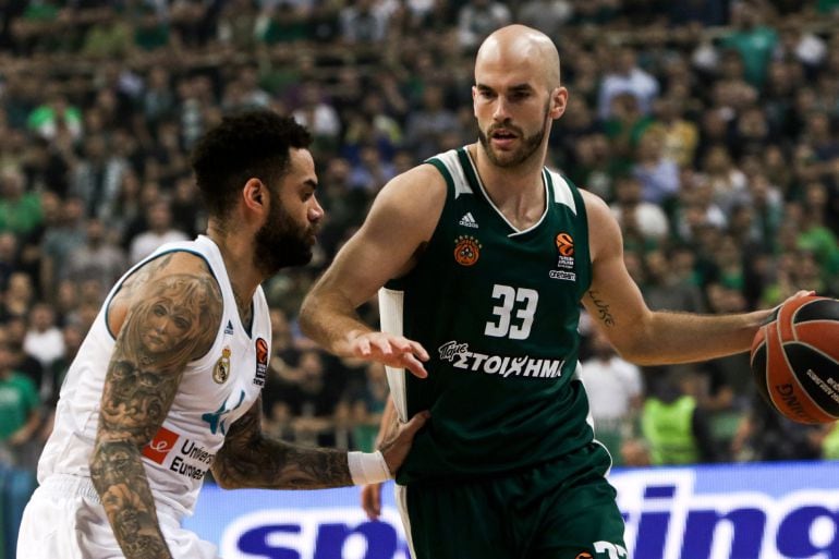 Nick Calathes de Panathinaikos avanza frente a Jeffery Taylor de Real Madrid hoy, jueves 19 de abril de 2018, durante un juego de la Euro Liga entre Panathinaikos y Real Madrid en el estadio OAKA en Atenas (Grecia). 