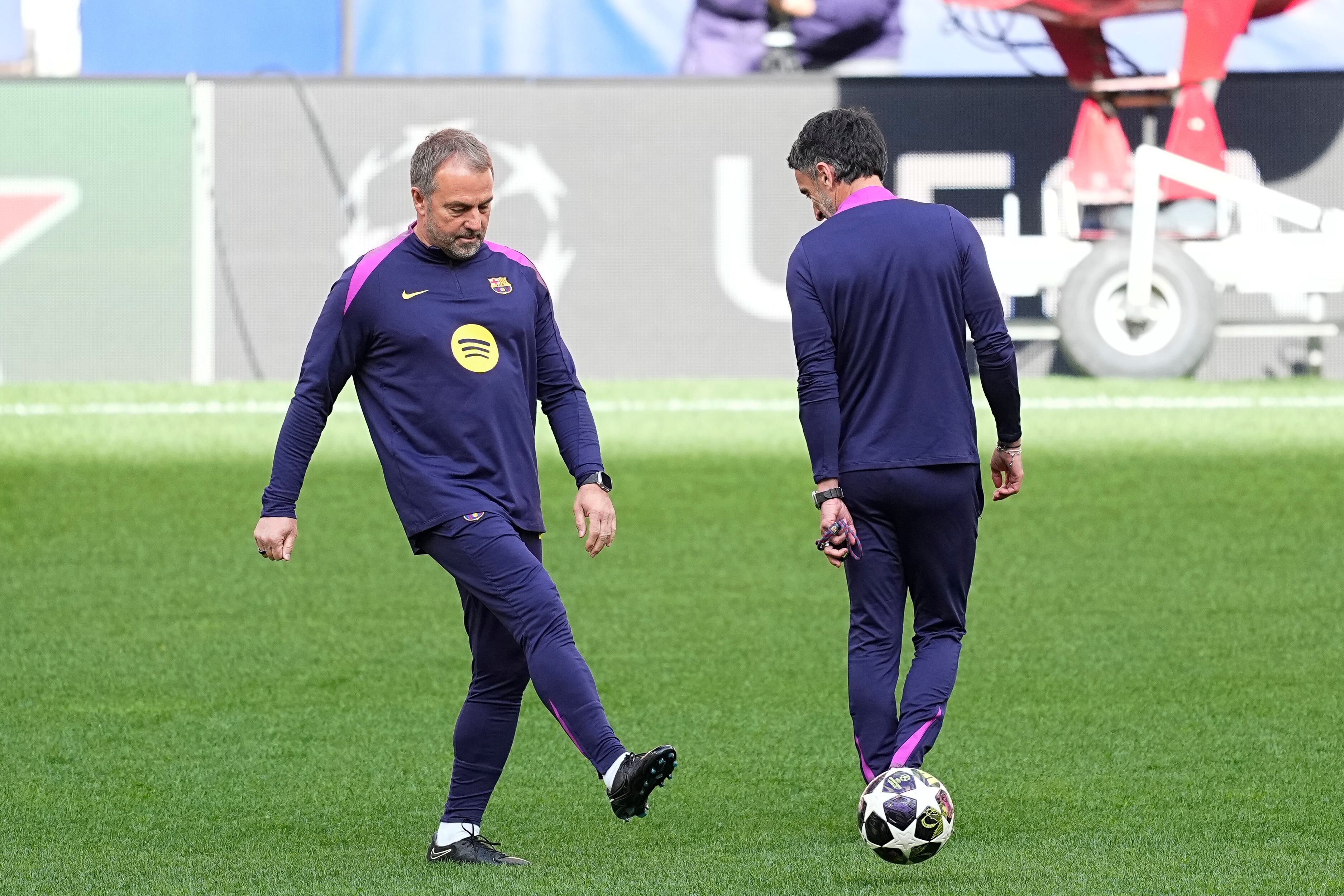 Flick, sobre el césped del Metropolitano en el entrenamiento del FC Barcelona
