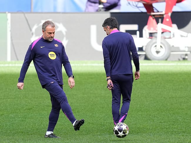 Flick, sobre el césped del Metropolitano en el entrenamiento del FC Barcelona
