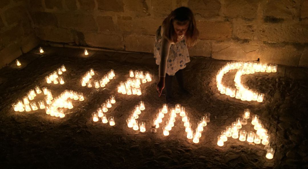 Una niña participa en la edición de &#039;Renacimiento a la luz de las velas&#039; de 2018.