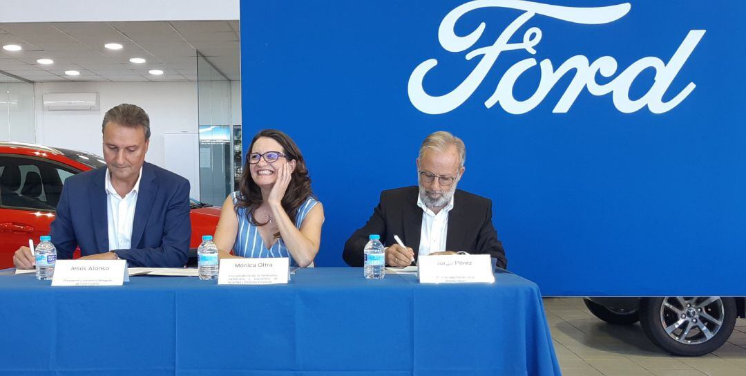 La vicepresidenta y consellera de Igualdad y Políticas Inclusivas, Mónica Oltra, y el presidente y consejero delegado de Ford España, Jesús Alonso, han firmado un acuerdo por el que la planta de Almussafes cederá ocho furgonetas a la conselleria para ayud