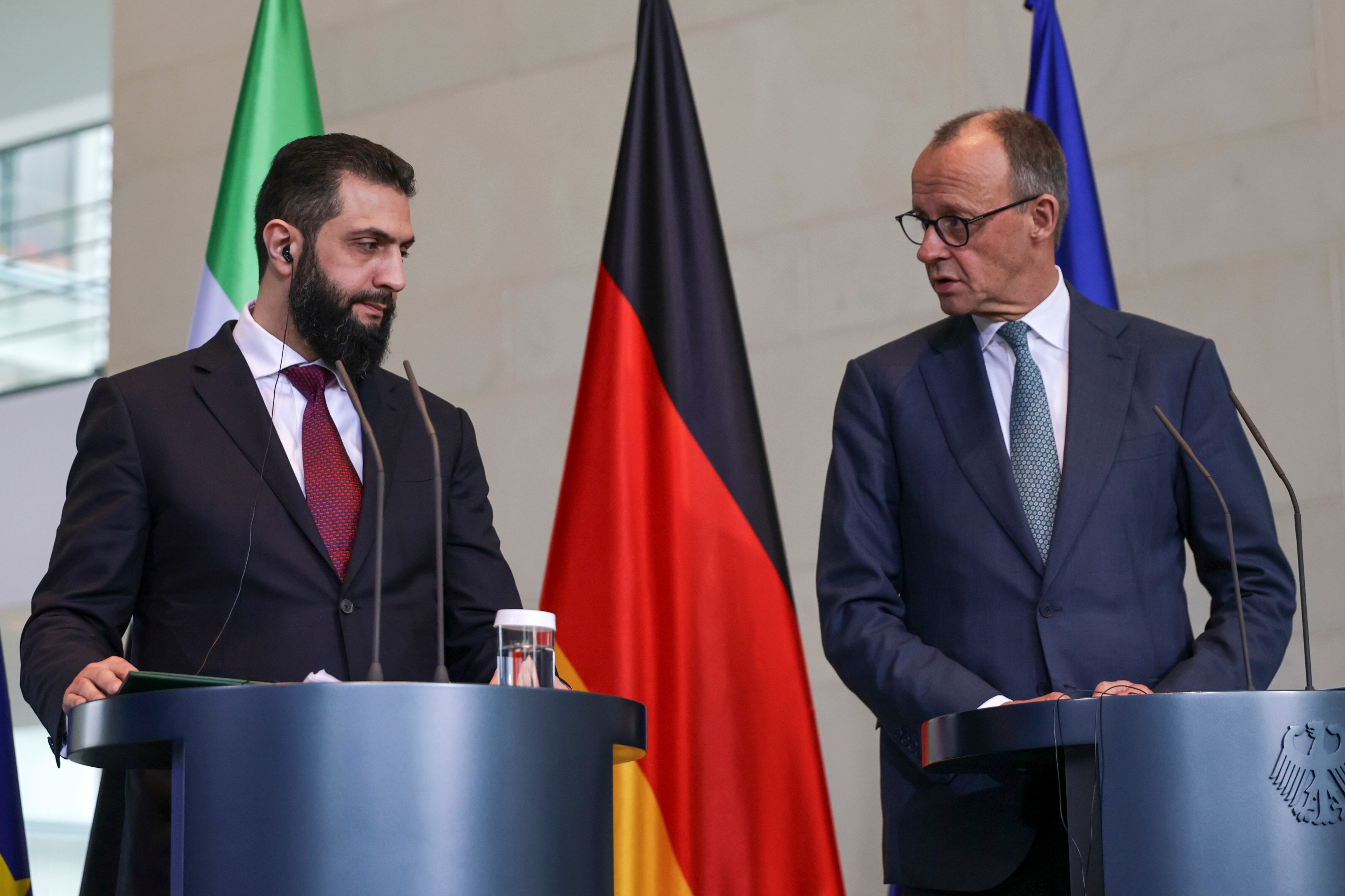 El canciller alemán Friedrich Merz y el presidente sirio Ahmed al-Sharaa asisten a una rueda de prensa conjunta durante su reunión en la Cancillería Federal de Berlín, Alemania, el 30 de marzo de 2026.