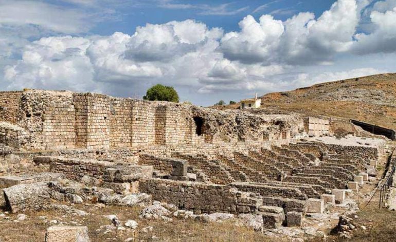 Muro del foro, ninfeo y tabernae de Valeria.