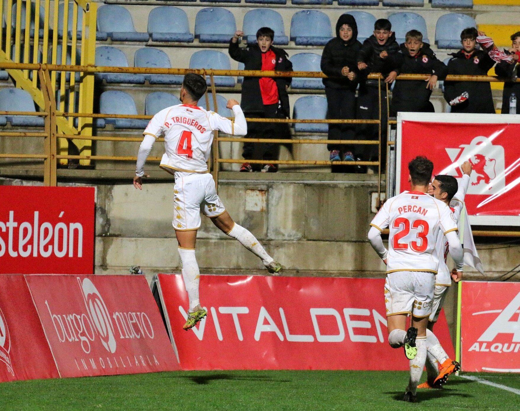 Trigueros celebra un gol