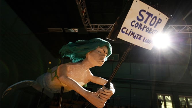 La sirena, figura característica de la ciudad, protagoniza una de las protestas contra el cambio climático