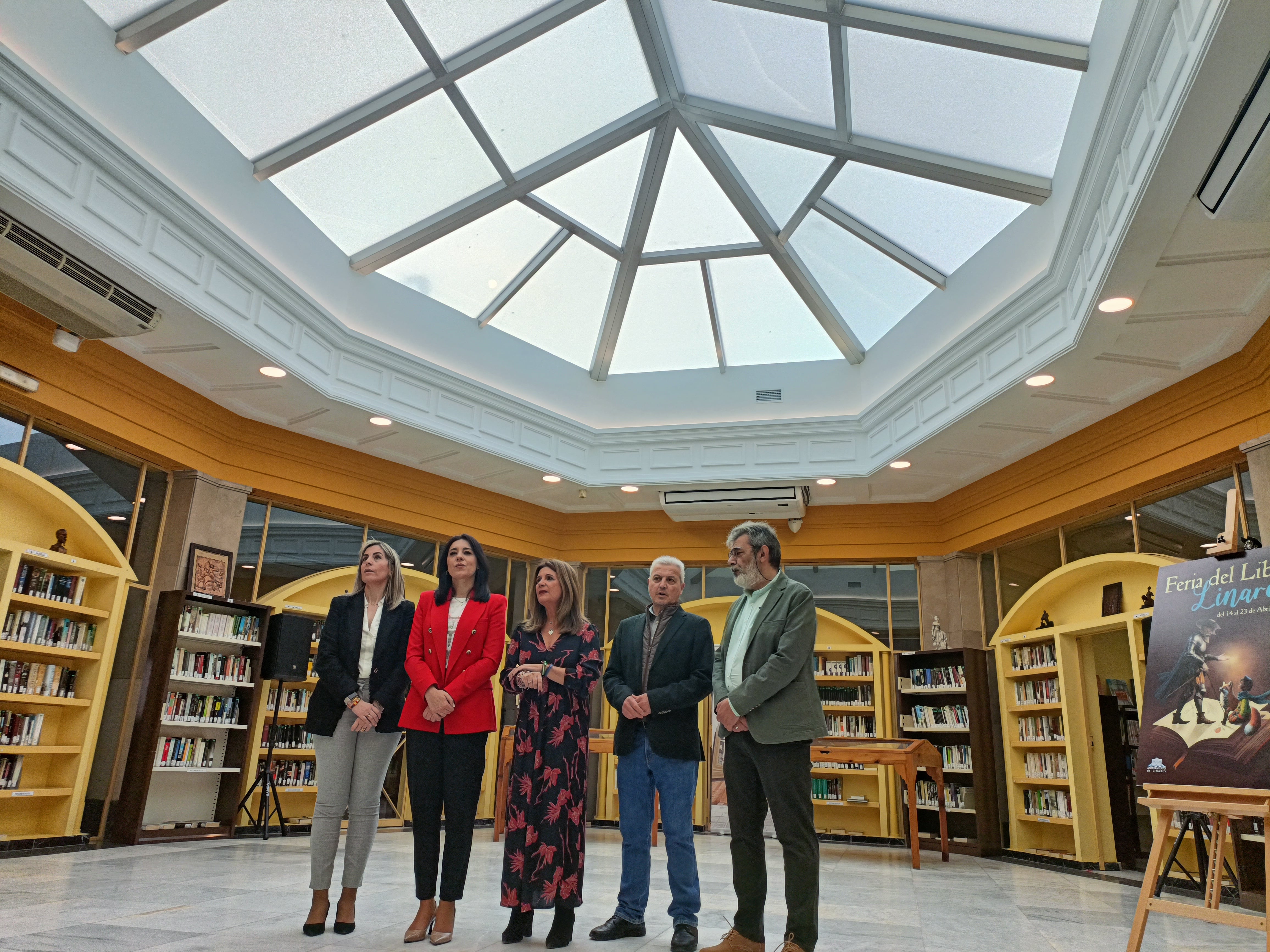 Visita al nuevo lucernario de la Biblioteca de Linares.