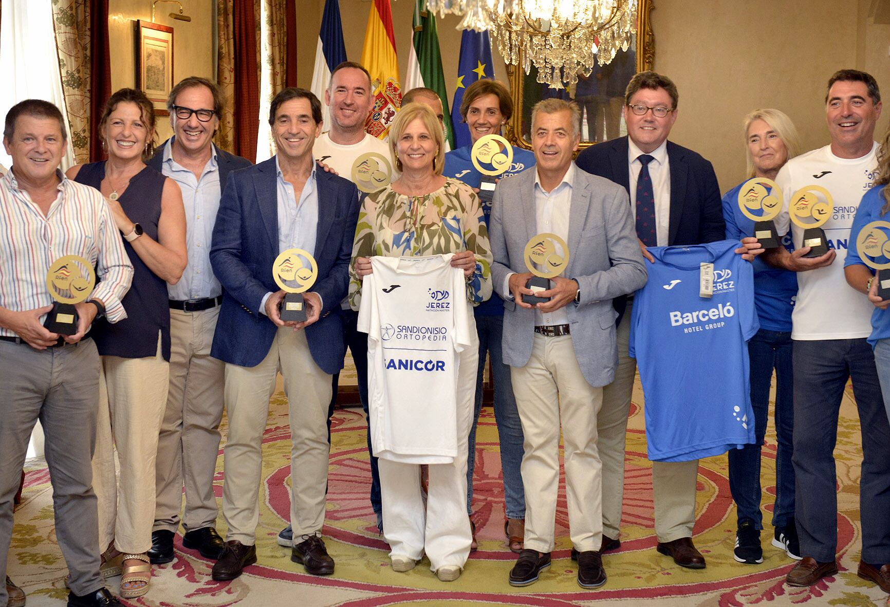 La alcaldesa recibe al Jerez Natación Máster