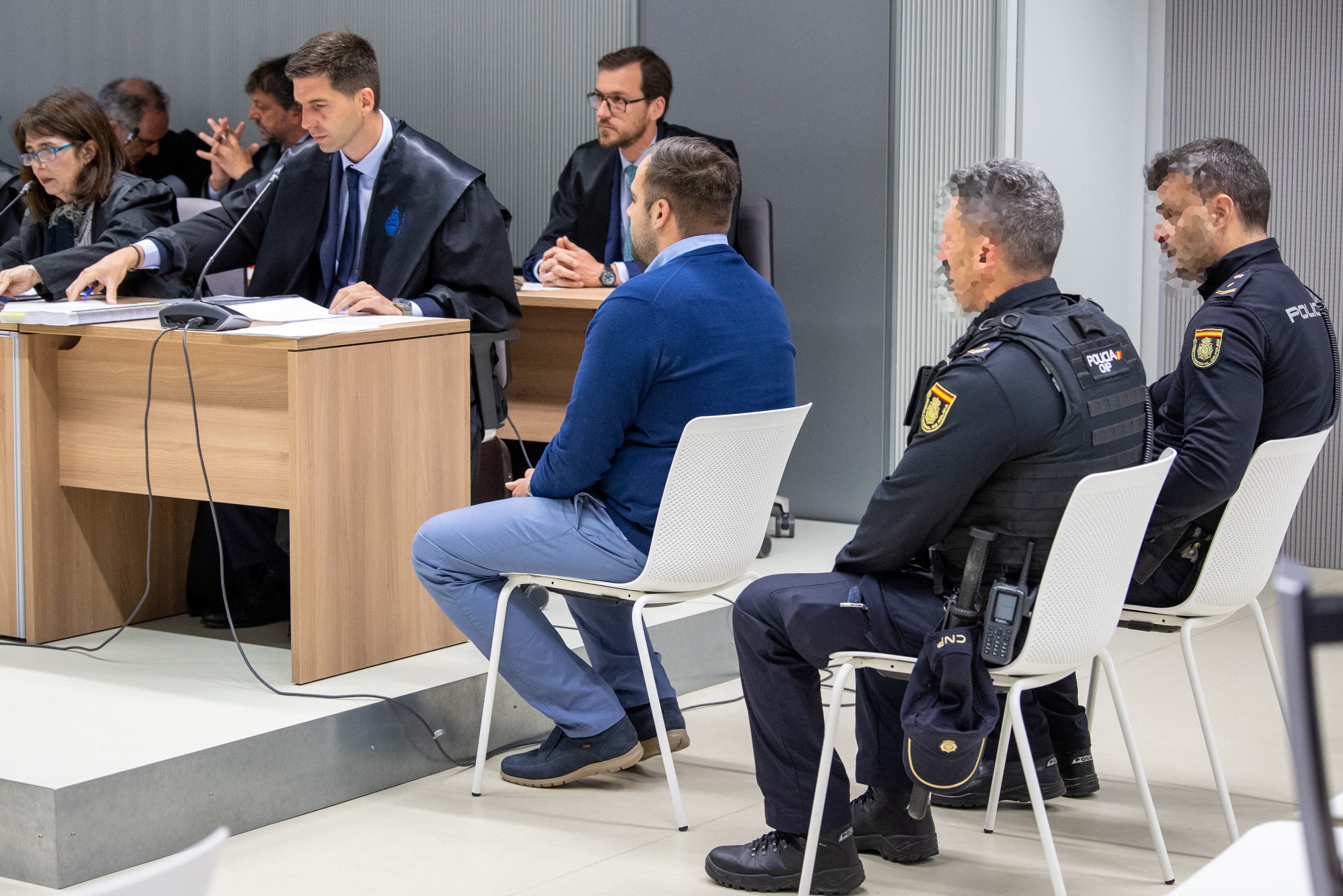 LOGROÑO, 26/05/2025.- Juicio con jurado contra un joven como presunto autor de un delito de asesinato y de otros cinco en grado de tentativa por un atropello múltiple en su vehículo en el aparcamiento del centro de salud de Haro en septiembre de 2023, este lunes en el Palacio de Justicia. EFE/ Raquel Manzanares