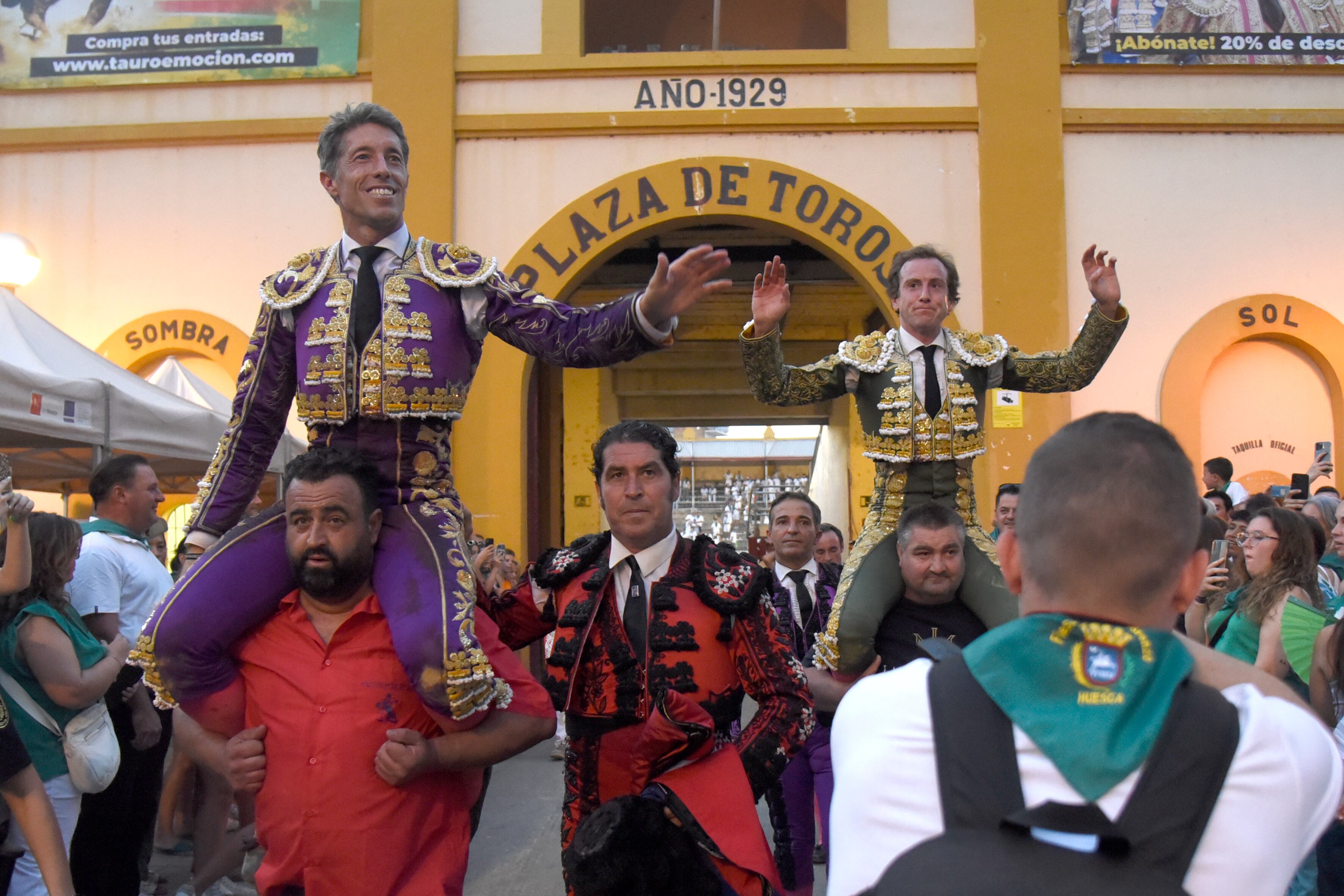 HUESCA, 10/08/2024.- Los diestros Román (d) y Manuel Escribano (i) salen a hombros tras el festejo de la feria taurina Albahaca, hoy sábado en Huesca, dentro de las fiestas de San Lorenzo. EFE/Javier Blasco
