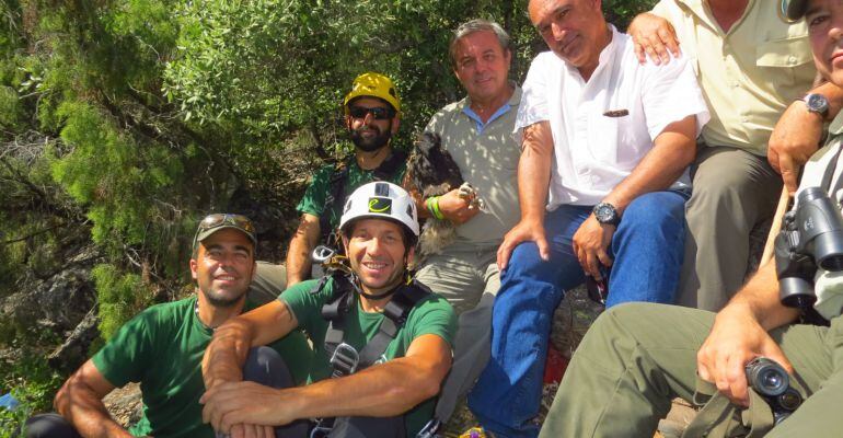 El delegado de Medio Ambiente, Juan Eugenio Ortega, sostiene al alimoche.