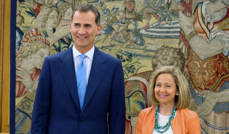 El Rey Felipe IV y la fiscal general, Consuelo Madrigal, al comienzo de la reunión mantenida en el Palacio de la Zarzuela donde la fiscal entregó al Rey la Memoria Anual de la Fiscalía del Estado que recoge la actividad del ministerio público a lo largo d