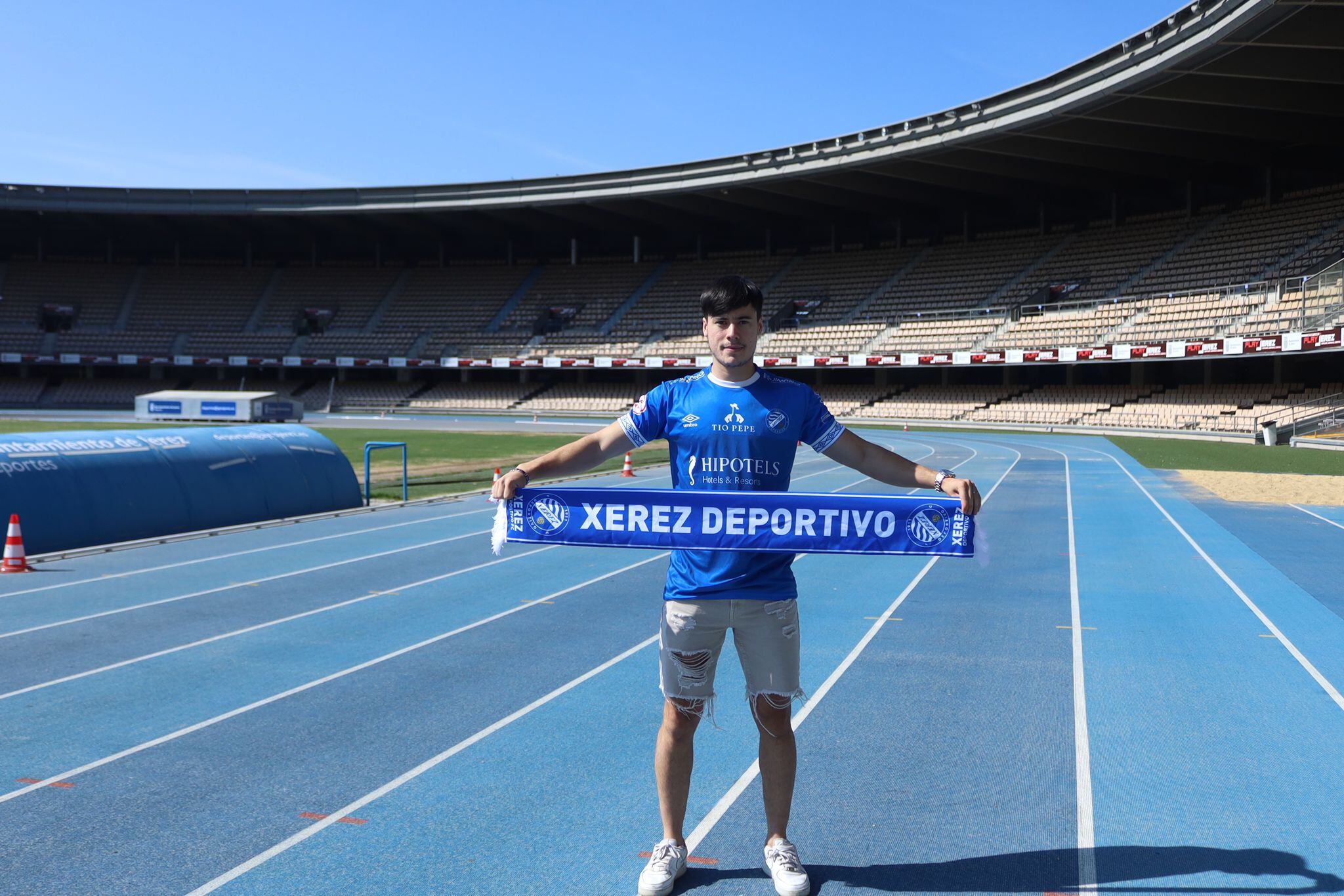 Beni posando en Chapín con la bufanda del Xerez DFC