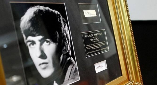 Cabello autentificado de George Harrison que forma parte de la coleccion Carlos D. Chardí