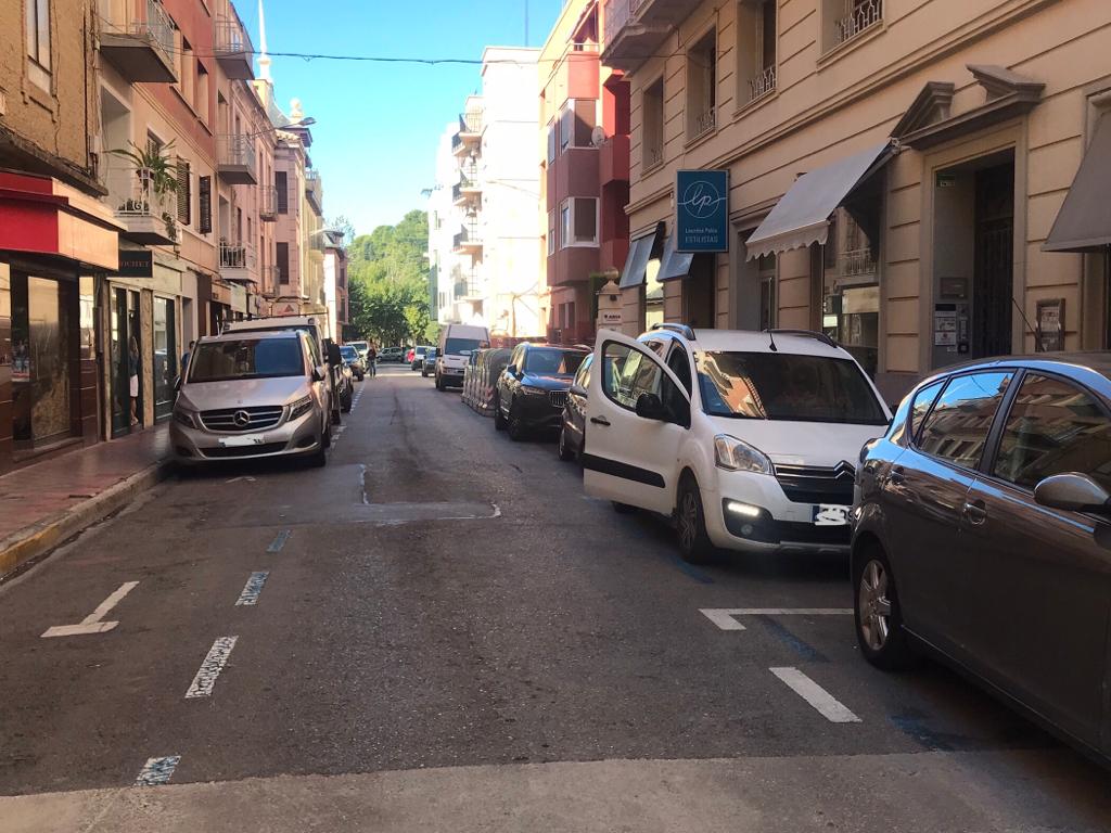 Aspecto que ofrece la calle Miguel Servet, una mañana, llena de coches