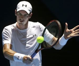 Andy Murray of Britain returns to Jerzy Janowicz of Poland during their men&#039;s singles tennis match at the Hopman Cup in Perth, January 7, 2015. REUTERS/Stringer (AUSTRALIA - Tags: SPORT TENNIS)