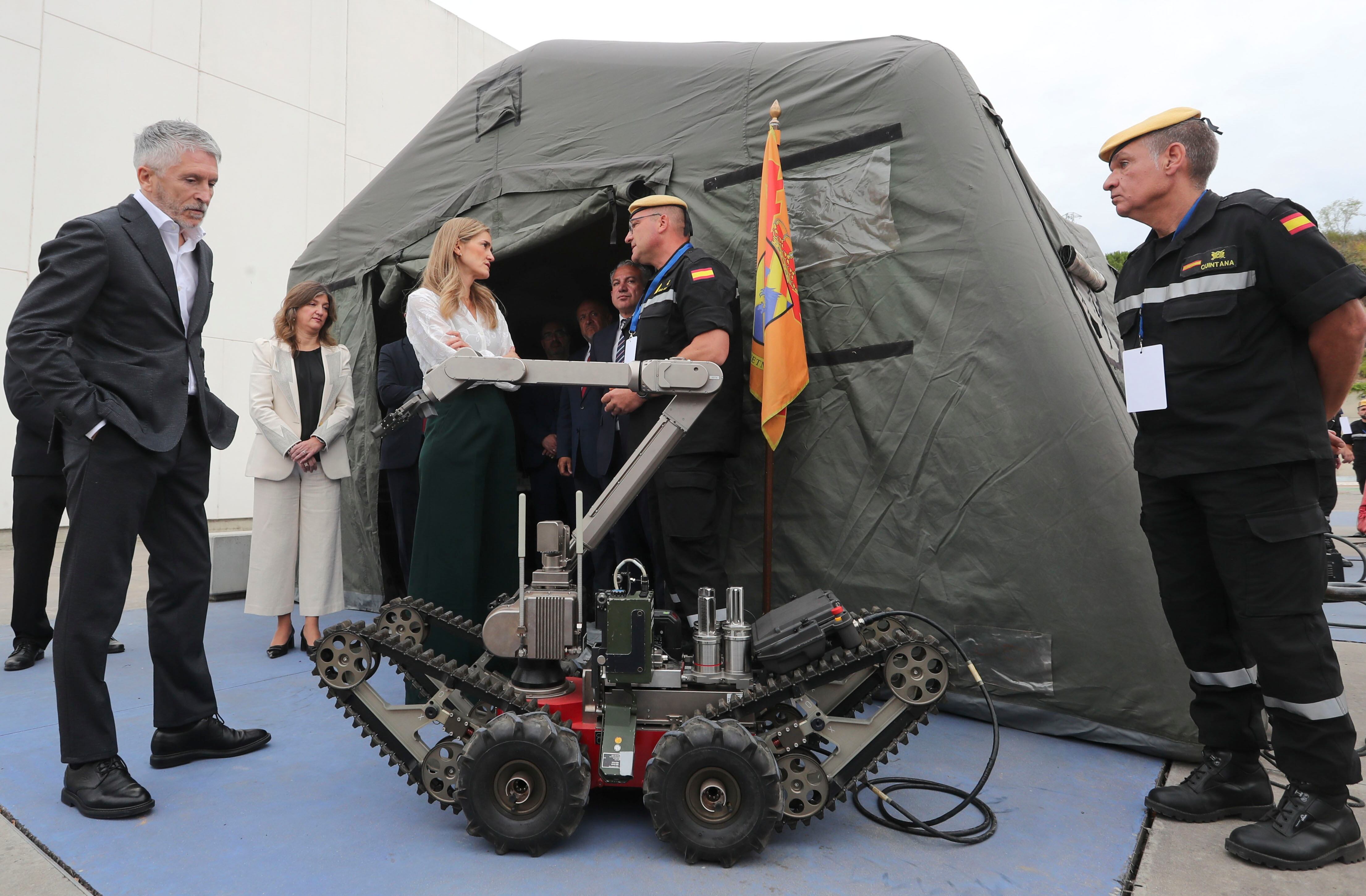 PONFERRADA (LEÓN), 13/10/2025.- La vicepresidenta y ministra para la Transición Ecológica, Sara Aagesen y el ministro del Interior, Fernando Grande-Marlaska (2d), que participan este lunes y mañana en la convención climática que se celebra en Ponferrada, se interesan por un puesto de la Unidad de Militar de Emergencias (UME). EFE/ Ana F. Barredo
