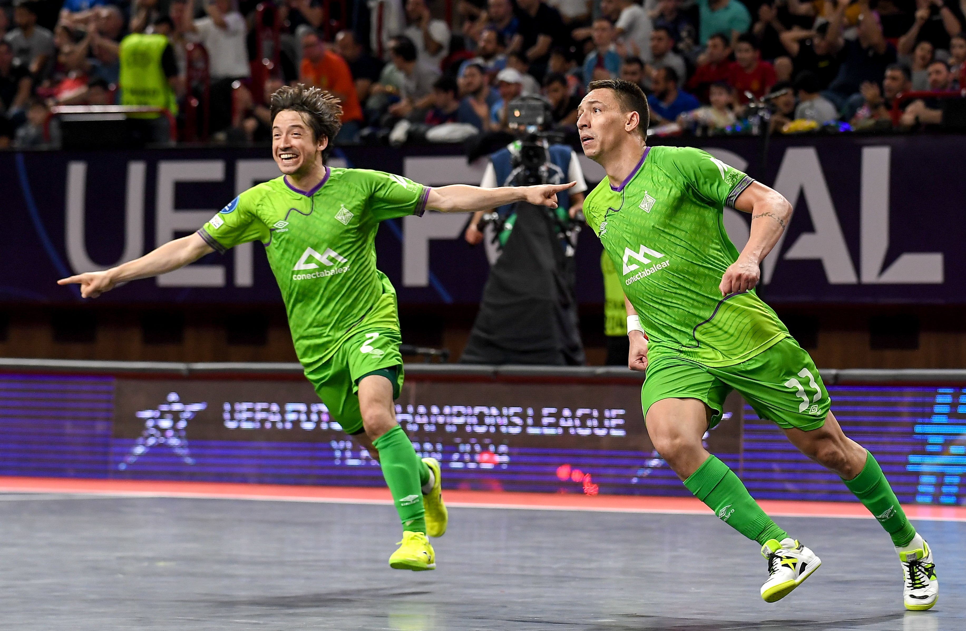 Los jugadores de Palma Futsal festejan un tanto ante el Barça en la final de la Champions de fútbol sala