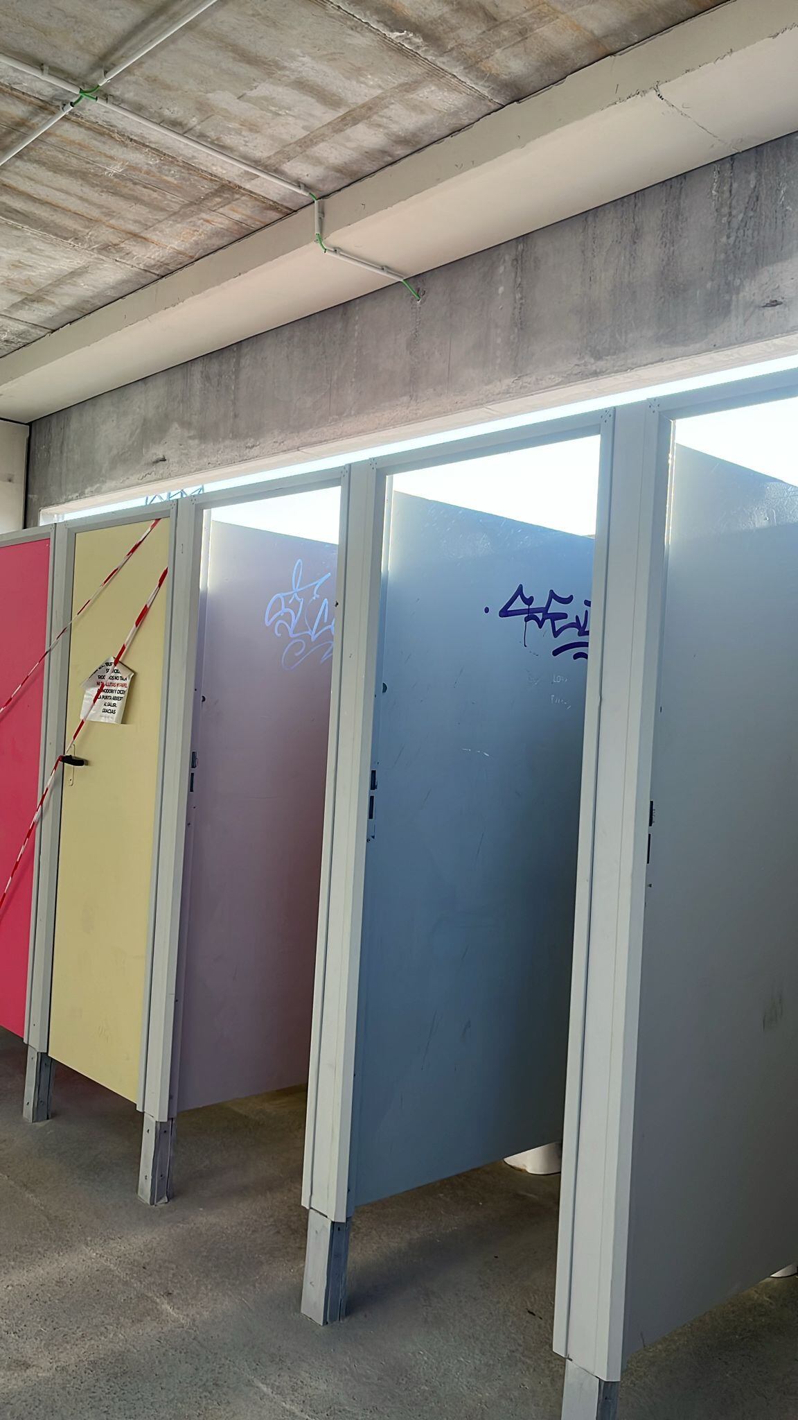 Pintadas en los aseos de El Picón