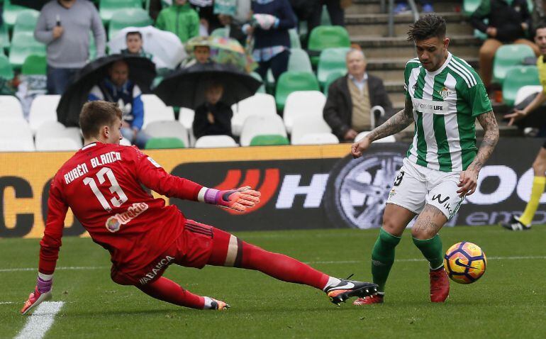  Antonio Sanabria se &#039;deshace&#039; de Rubén Blanco para anotar el segundo tanto del Betis