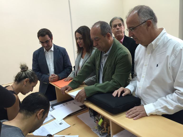 Los candidatos de la alianza electoral del PSC- NC en la Junta Electoral de Santa Cruz de Tenerife. 