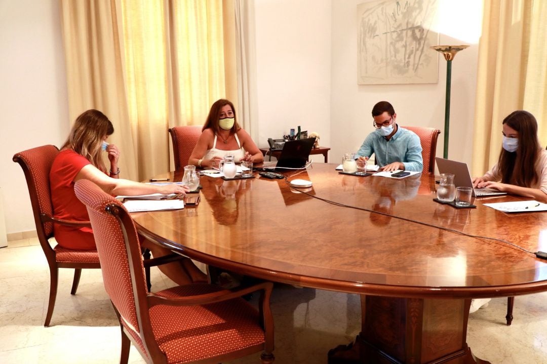 La presidenta del Govern, Francina Armengol, reunida con Consells, FELIB y Ayuntamiento de Palma por videoconferencia, acompañada por la consellera de Salud, Patricia Gómez, la investigadora Margalida Frontera i el gerente del Ibassal, Rubén Castro.