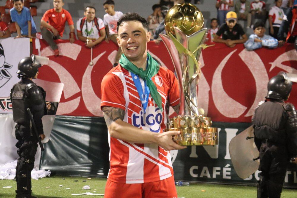 Pablo Gállego con el trofeo y la pañoleta verde en honor a San Lorenzo al cuello