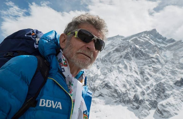 Carlos Soria con el Annapurna (8.091 mts.) al fondo