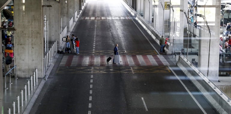 El servicio de taxis en el aeropuerto madrileño de Barajas es hoy inexistente como consecuencia de la huelga que han convocado los profesionales del sector entre las 06:00 y las 18:00 horas.