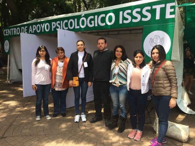 Brisa Torres junto al equipo de atención psicológica desplegado en Parque México