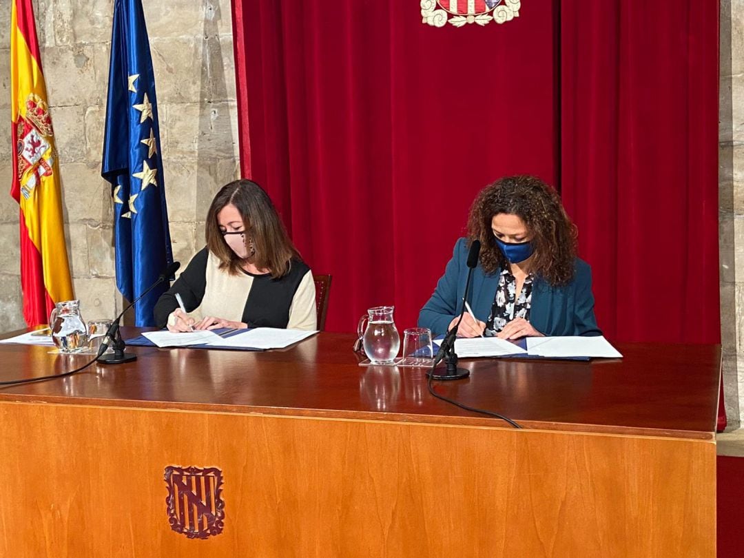 La presidenta del Govern, Francina Armengol, y la presidenta del Consell de Mallorca, Catalina Cladera, firman el convenio para ayudar a los sectores más afectados por la pandemia