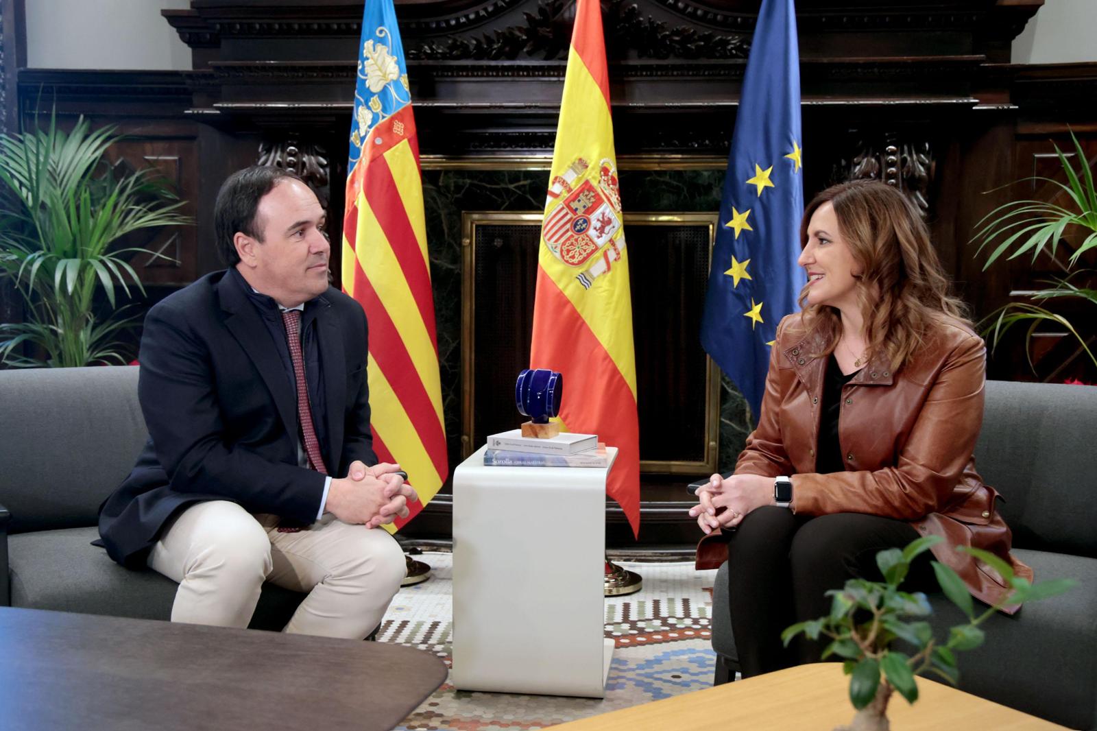 Fotografía de la reunión entre Juanfran Pérez Llorca y María José Catalá en el Ayuntamiento de València