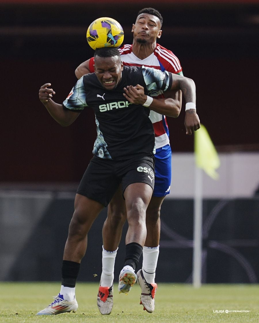 Juan Otero disputa un balón aéreo durante el Granada-Sporting.