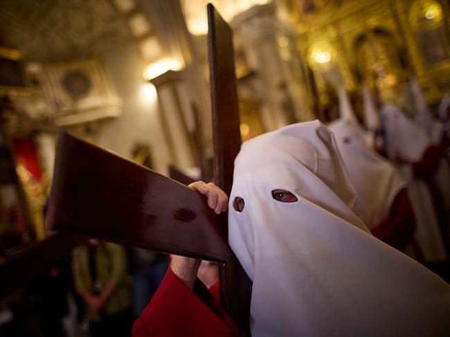 People participate in a procession during Holy Wednesday of Holy Week on April 1, 2026, in Granada, Spain. During Holy Week, prior to Easter, towns and cities in Spain, especially in Andalusia, feature Catholic groups taking to the streets in processions to commemorate the crucifixion and resurrection of Jesus Christ. (Photo by Fermin Rodriguez/NurPhoto via Getty Images)