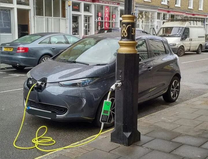 Farolas utilizadas como puntos de recarga de coches eléctricos