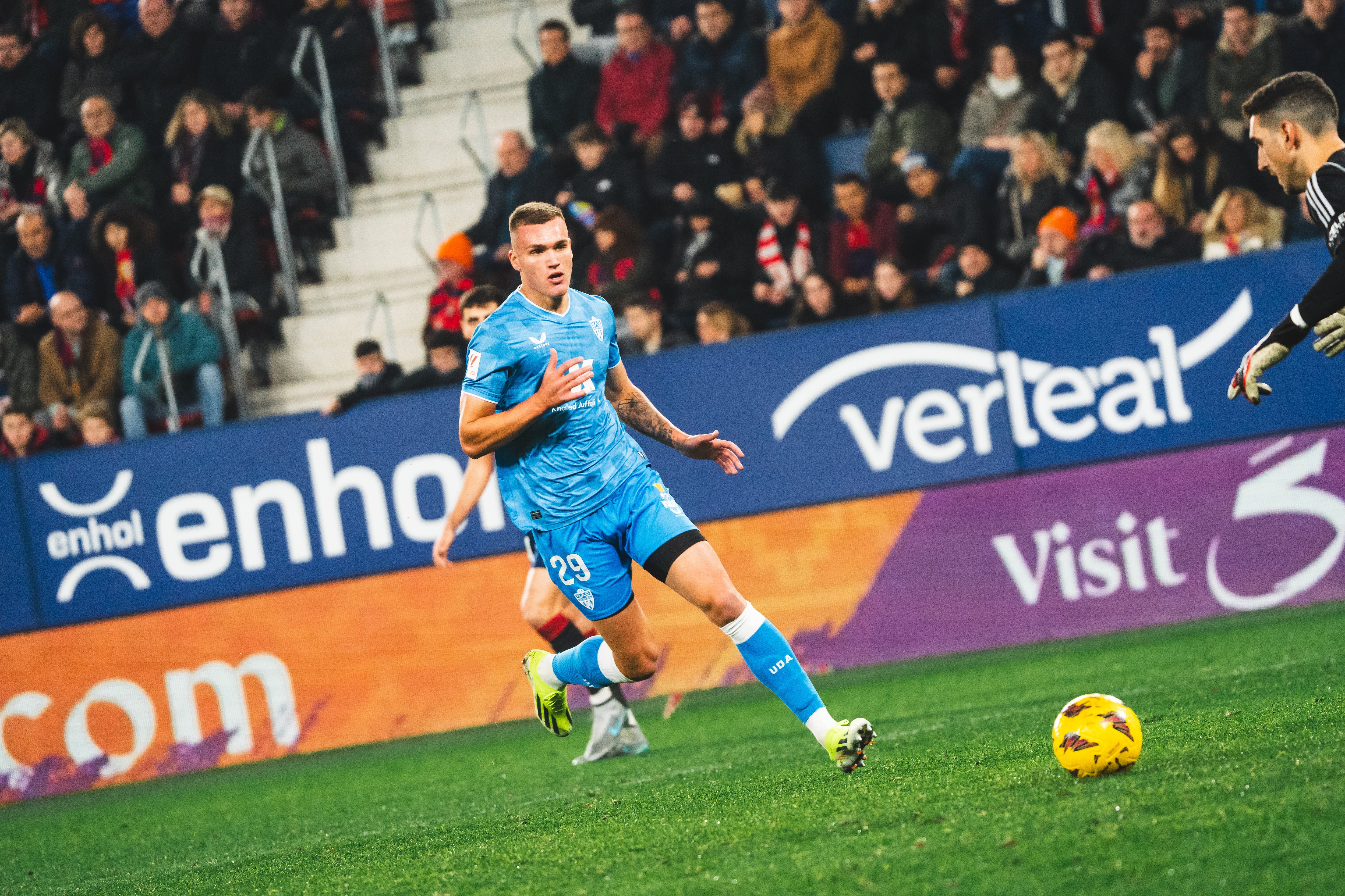 El delantero serbio en el Osasuna-Almería.