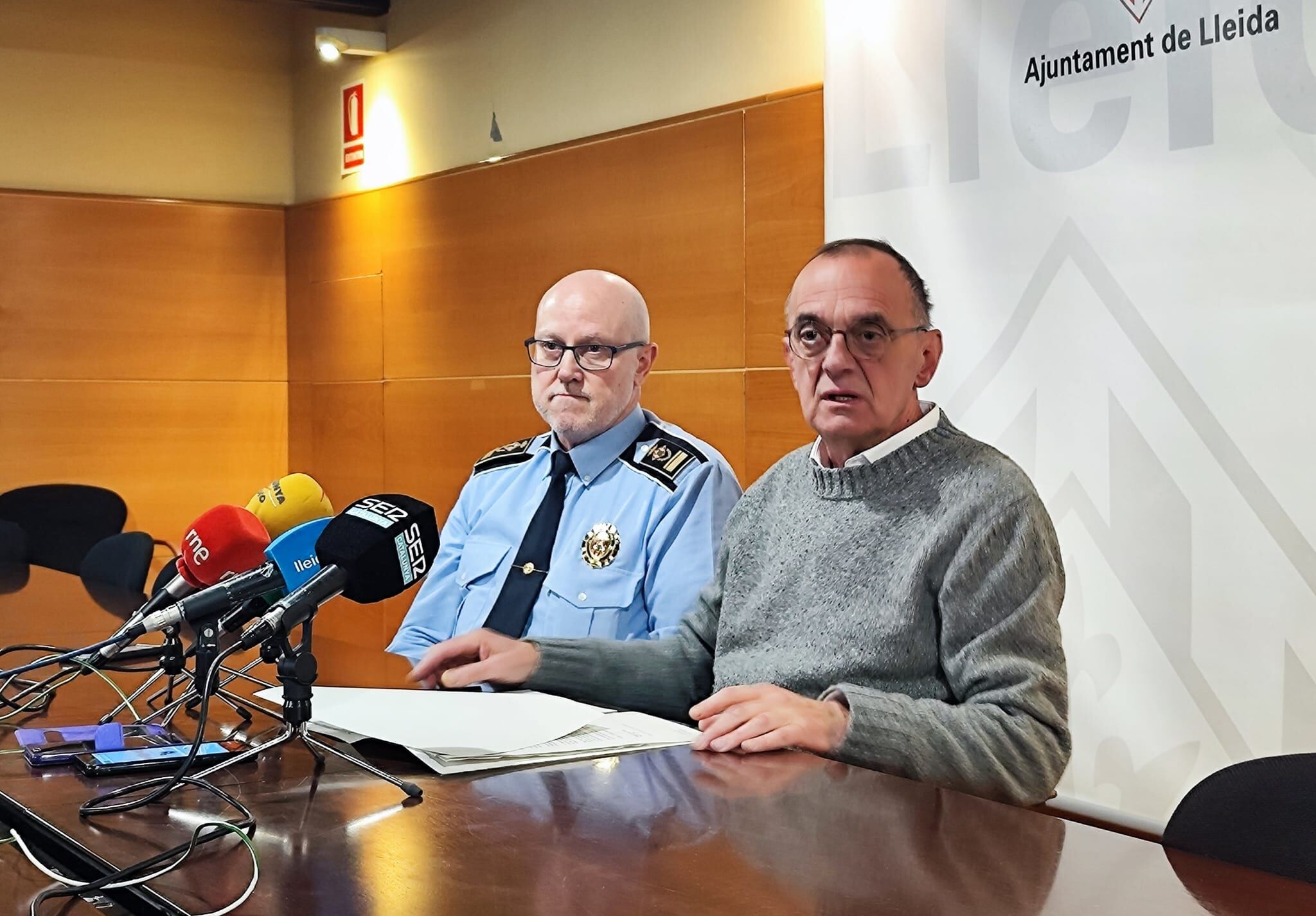 Un moment de la roda de premsa en què s'ha informat de la carta enviada a la ministra. Amb Josep Ramon Ibarz, intendent de la Guàrdia Urbana i l'alcalde, Miquel Pueyo.