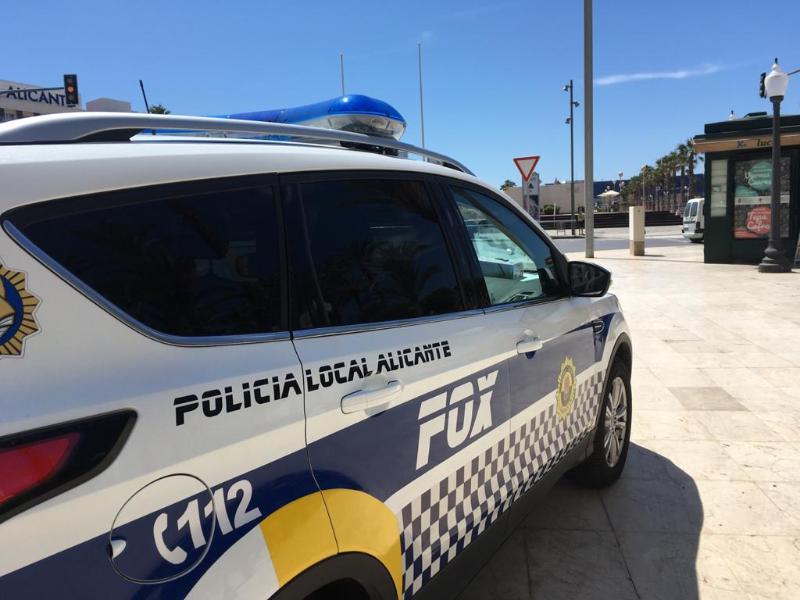 Vehículo de la Policía Local de Alicante junto a La Explanada