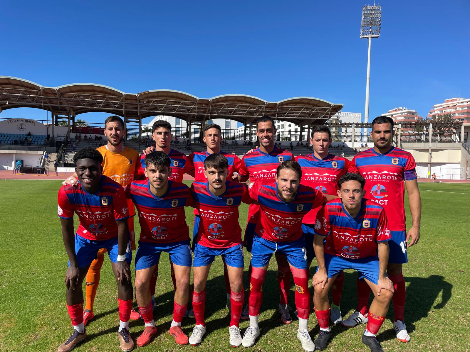 Equipo inicial de la UD Lanzarote en el campo del CD Marino.