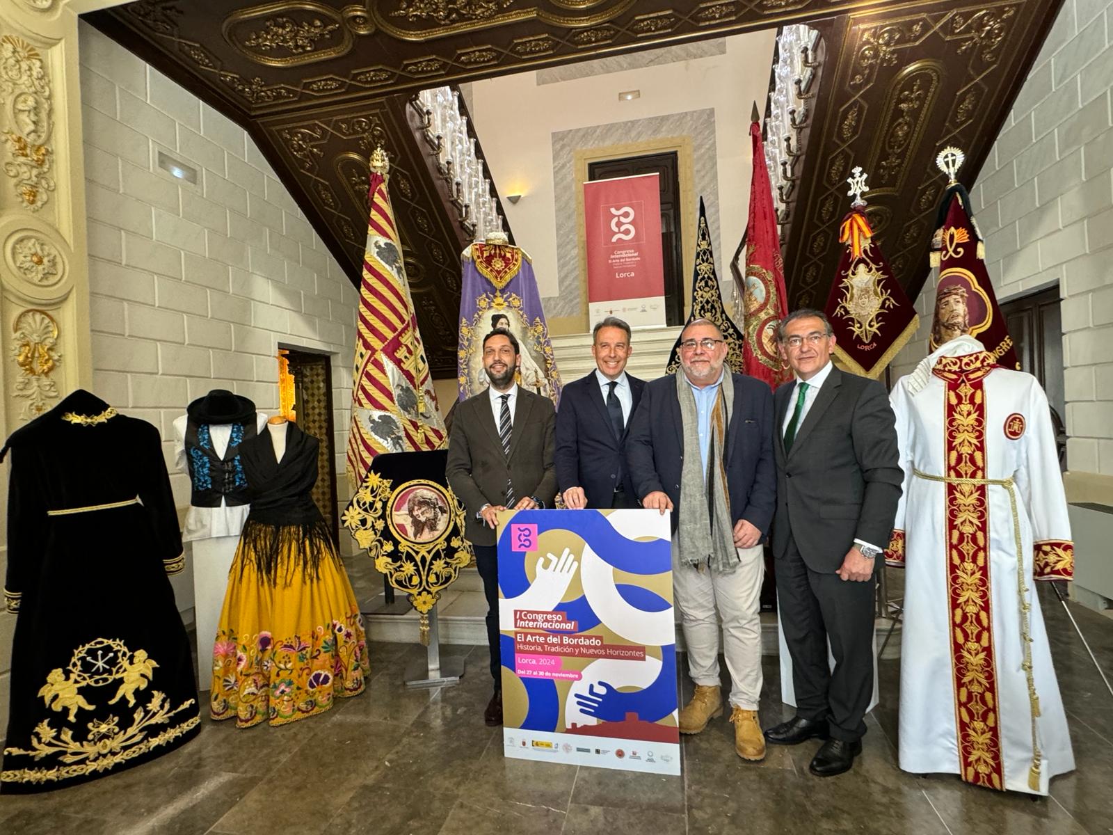 Juan Francisco Martínez, director del ITREM, alcalde de Lorca, Fulgencio Gil y Santiago Parra, edil de Cultura en la presentación del Congreso Internacional del Bordado