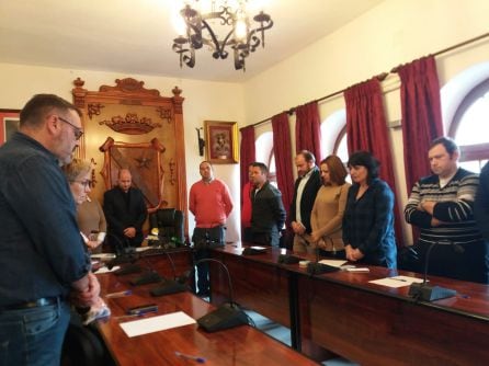 Momento del minuto de silencio en el Pleno Municipal