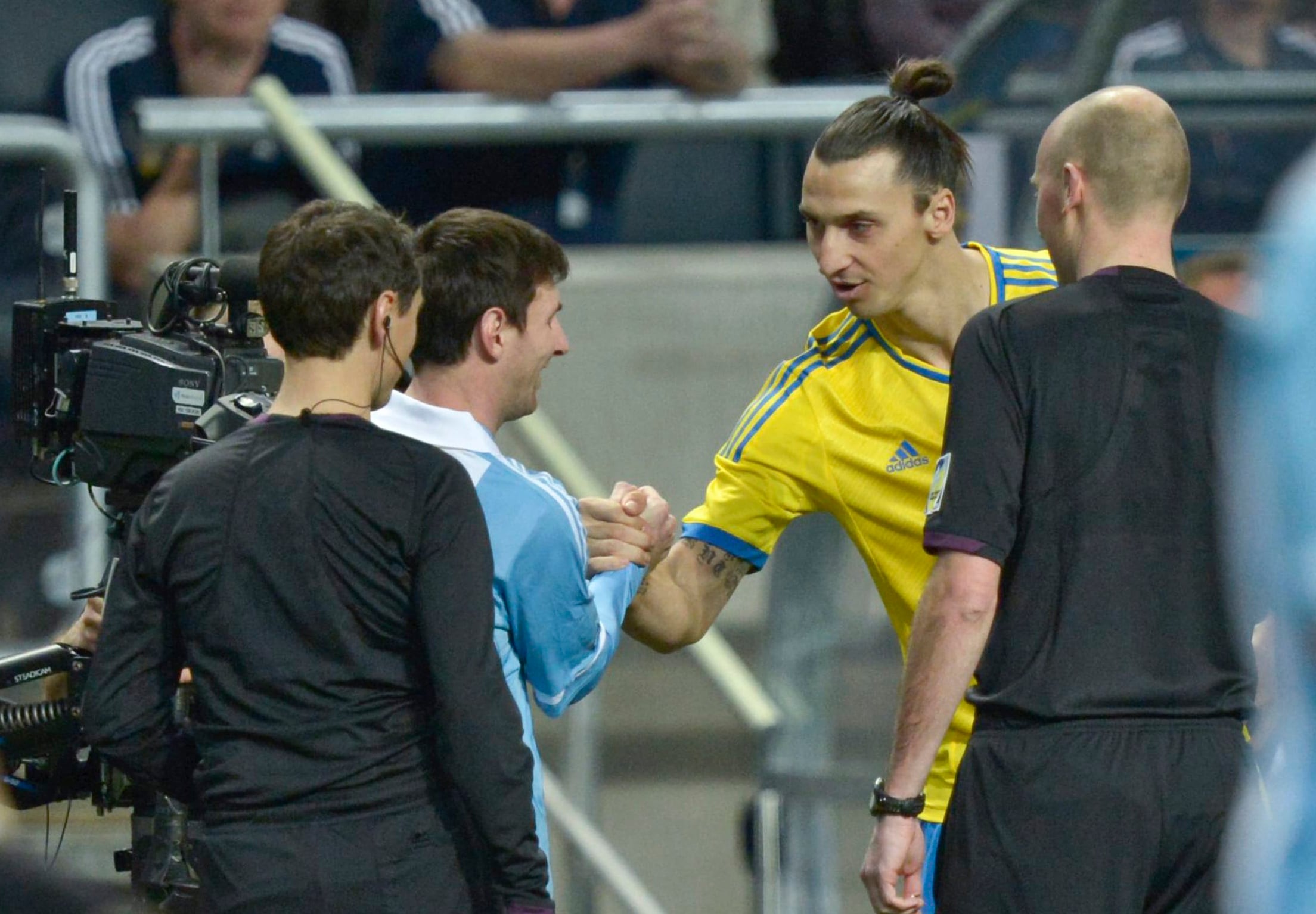 Lionel Messi y Zlatan Ibrahimovic se saludan en un enfrentamiento con sus selecciones en 2014