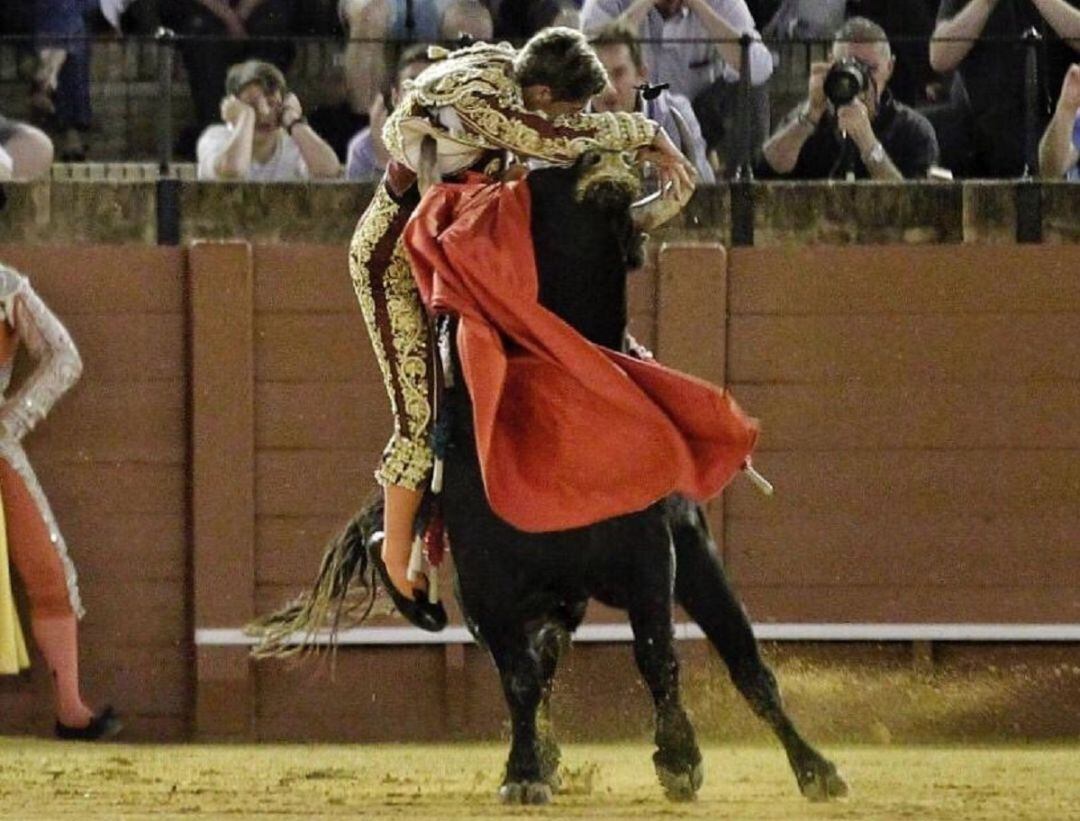 Cristóbal Ramos &#039;Parrita&#039; sufrió esta tremenda voltereta en el primero de su lote, por fortuna sin consecuencias