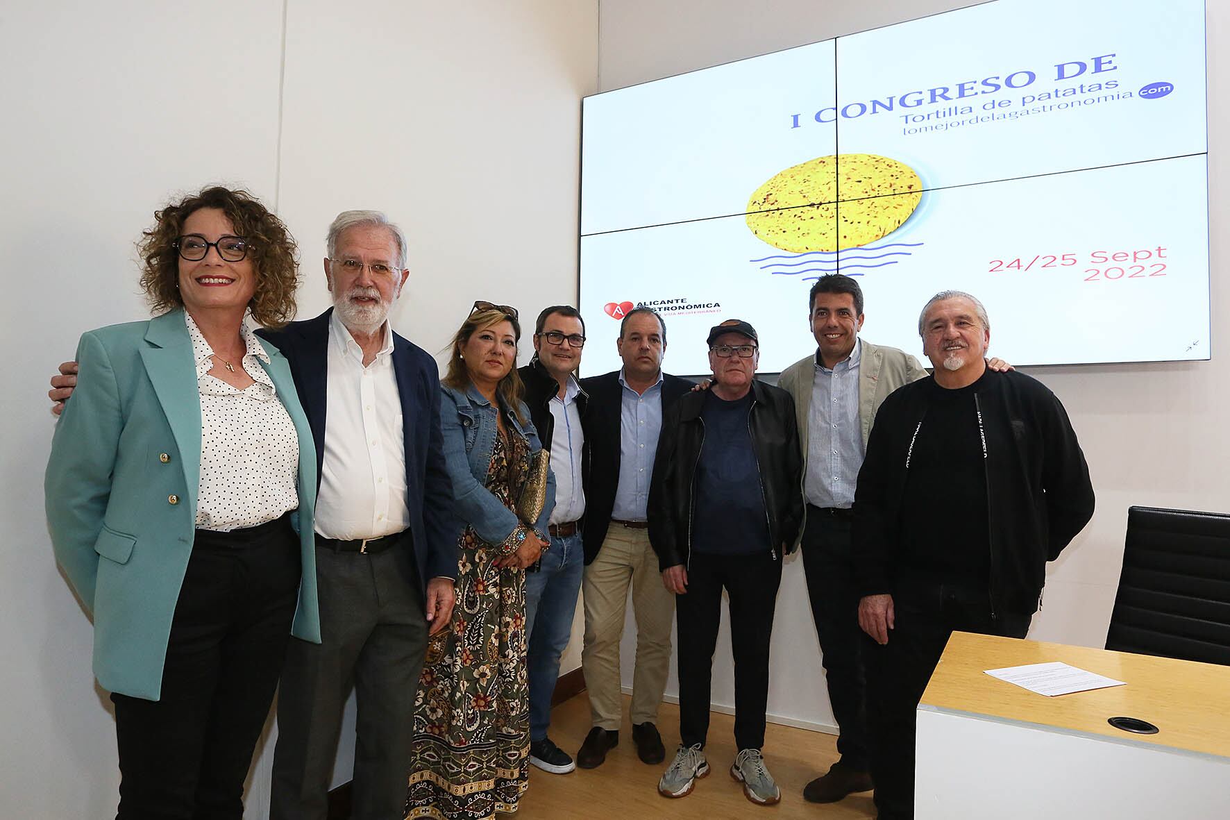 El presidente de la Diputación de Alicante, Carlos Mazón, acompañado por integrantes de "Alicante Gastronómica"