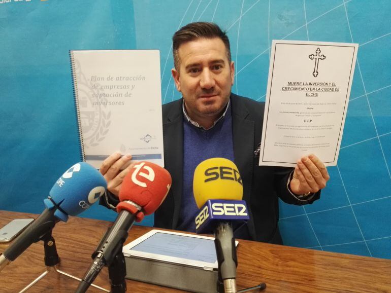 El concejal del PP, Luis Ángel Mateo, con la esquela en una mano