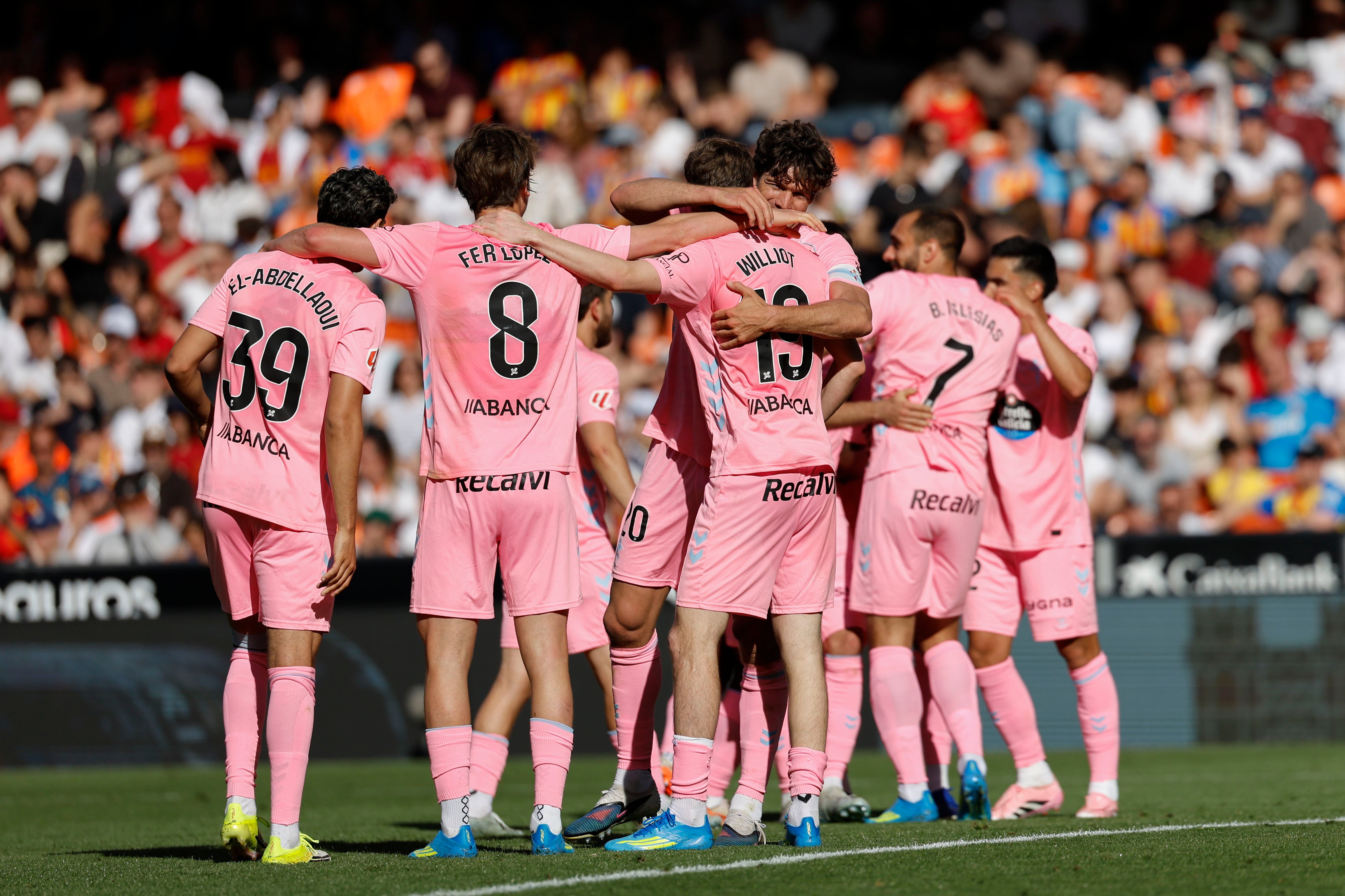VALENCIA, 05/04/2026.- El delantero del Celta Williot Swedberg (2i) celebra junto a sus compañeros tras marcar el 1-3 durante el partido de la jornada 30 de LaLiga EA Sports entre Valencia CF y Celta de Vigo, este domingo en el estadio de Mestalla, en Valencia. EFE/ Ana Escobar