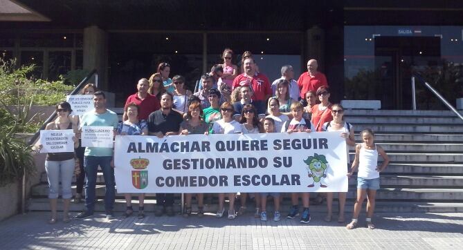 Concentración frente a la Delegación de Educación en Málaga.