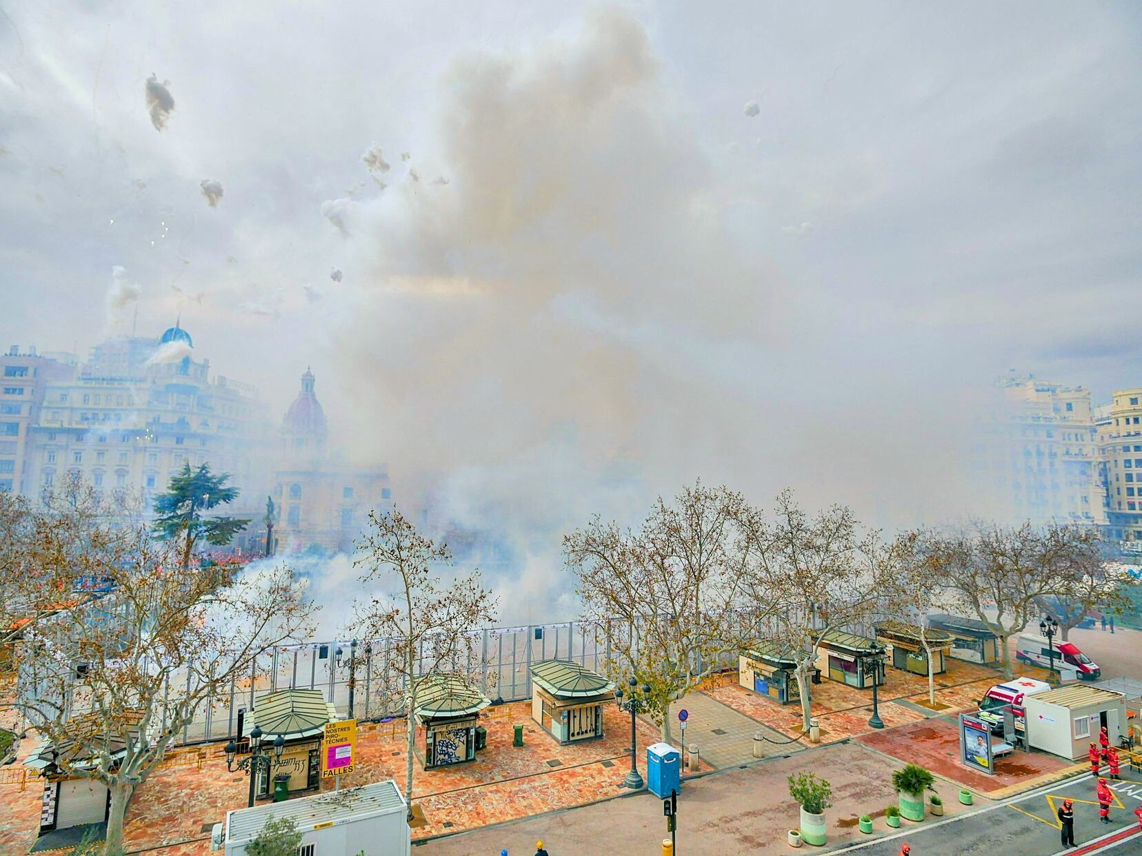 Mascletà del 2 de marzo de 2025 en la plaza del Ayuntamiento de València